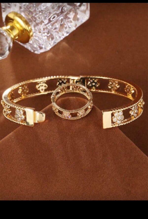 طقم الذهب المزهر