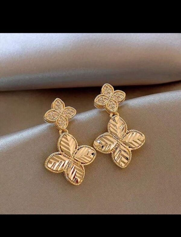 الأقراط البراقة